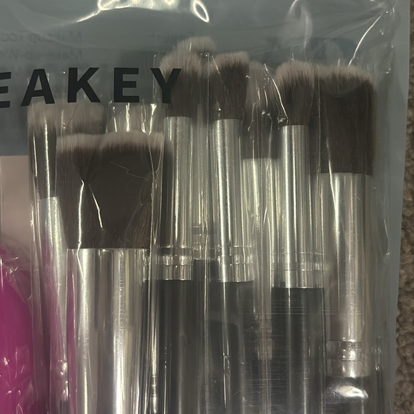 Makeup Brush Set with Blender Sponge and Brush Cleaner 12 pcs - Picture 3 of 4